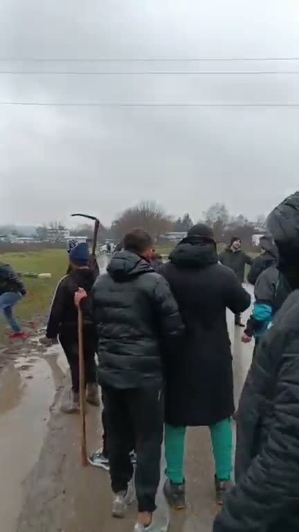 Напрежение в Плевенско: Жители на Буковлък излязоха с лопати и бухалки да се бранят от ботевградски род