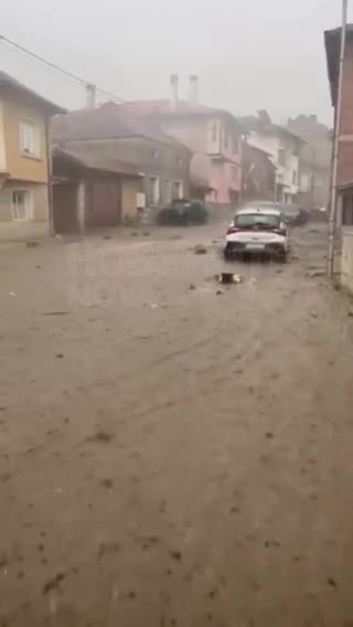 Пътят Пещера – Батак е силно компрометиран, остава затворен заради силната буря