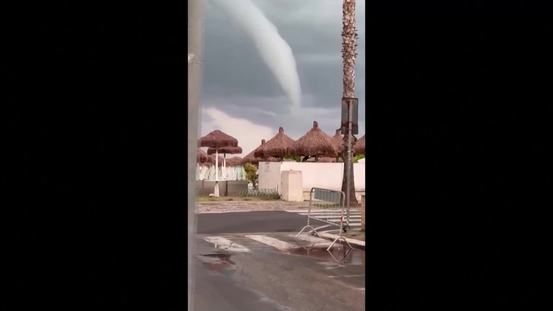 ФЕНОМЕН: Заснеха водно торнадо в Италия (ВИДЕО)
