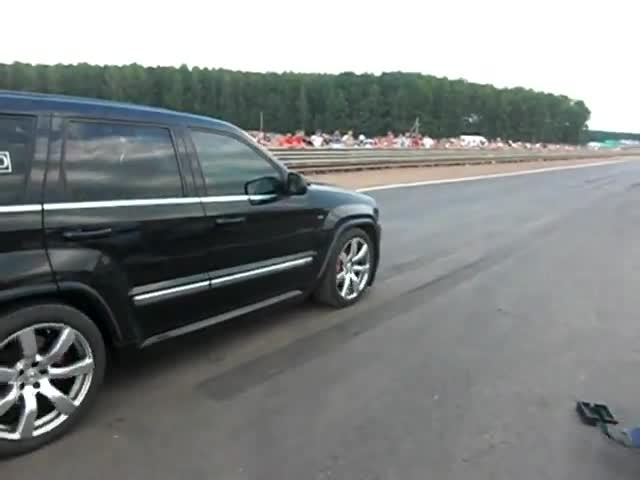 Невероятно ускорение с джип, който не си знае мощността!