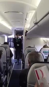 Стюардеса забавлява с танц пътниците преди полет