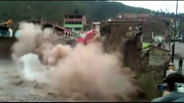 ДРАМАТИЧНИ КАДРИ: Хотел се срутва в река след големите валежи в Перу