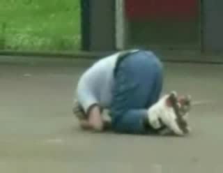 Човек Си Разцепва Лицето