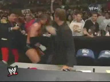 Arnold Schwarzenegger удря Triple H