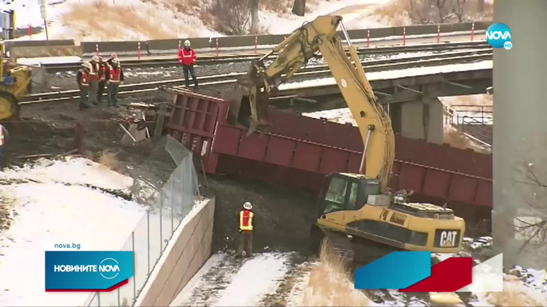 Влак дерайлира, вагоните му паднаха в река