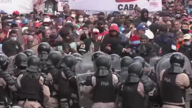 Ранени и десетки задържани: Пенсионери и футболни фенове в сблъсъци с полицията в Аржентина