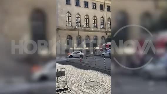 Кола горя в центъра на София