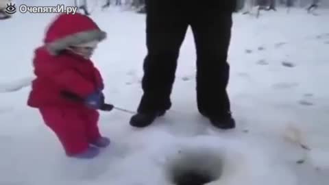 Малко момче хваща риба