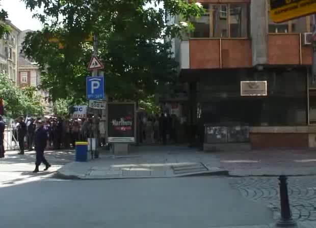 Привърженици на РЗС обсадиха централата на ДПС