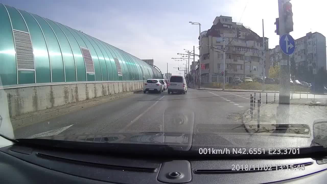 На червено