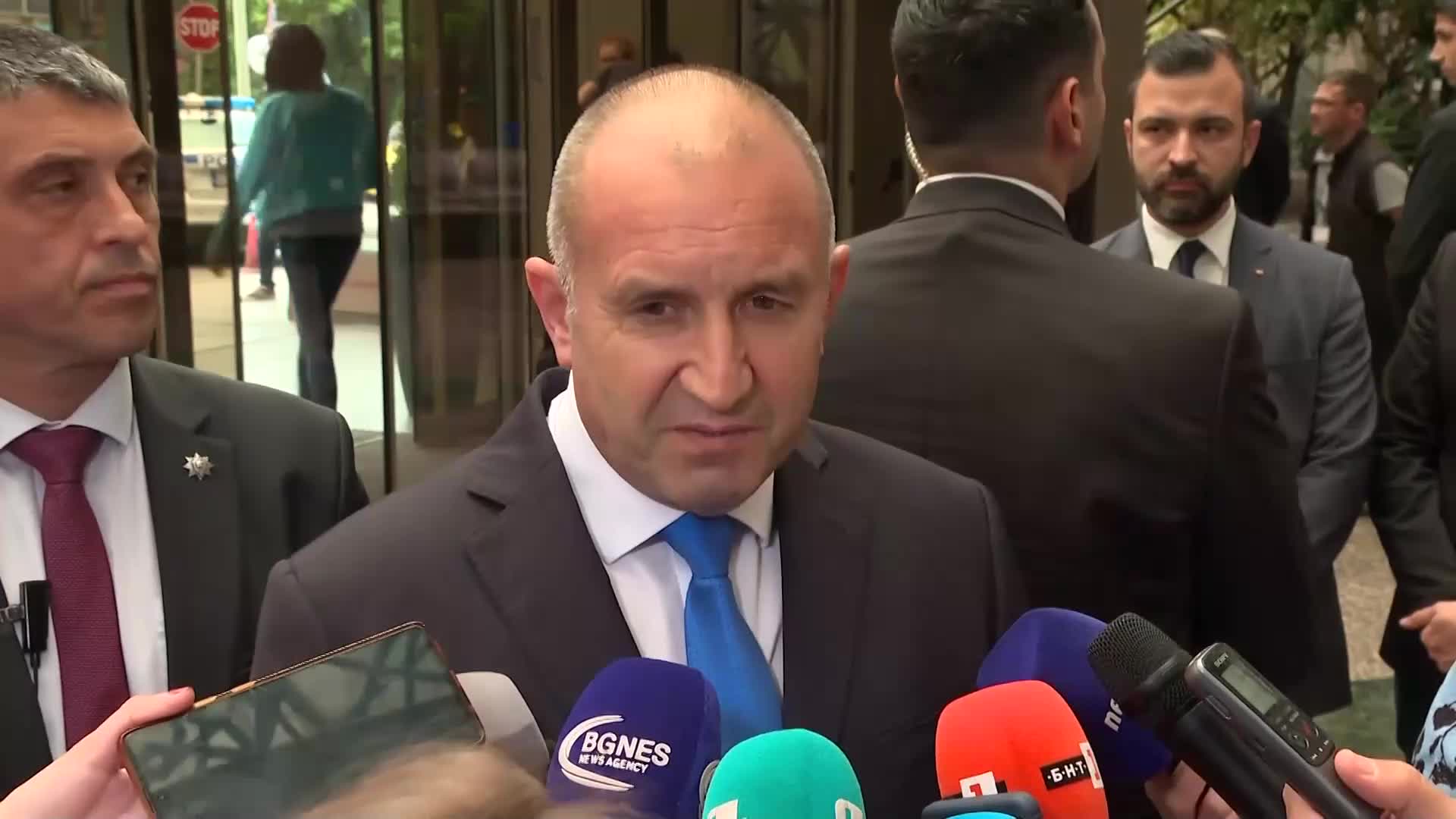 Радев за Сребреница: Неуместно е българското правителство да проявява колебание