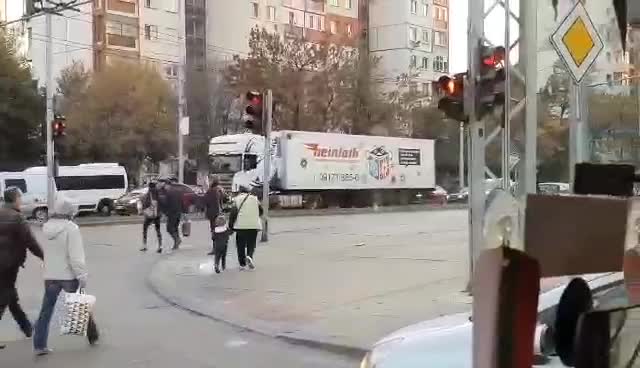 Пешеходци пресичат на червено в Пловдив