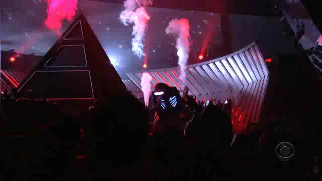 kanye west - stronger (live at the grammy awards) (feat. daft pink) (2008)