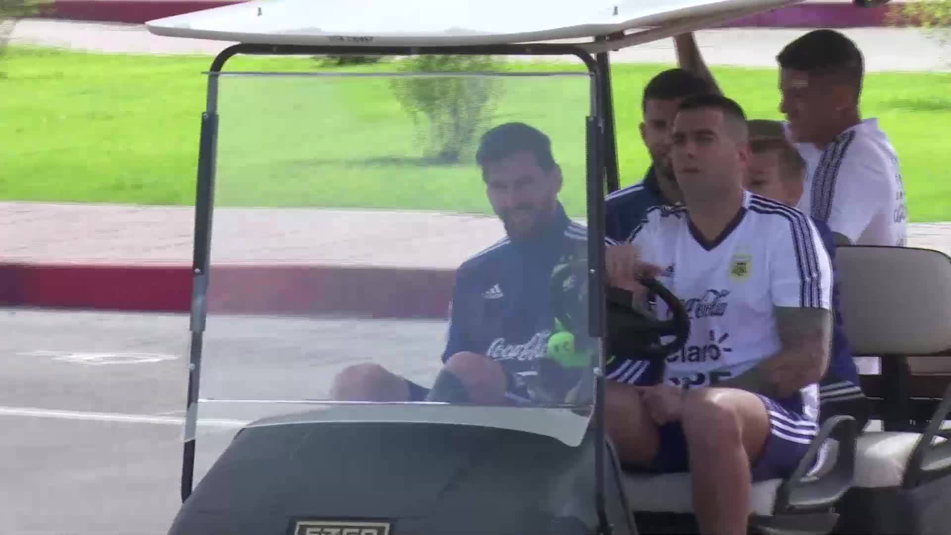 Меси се вози в количка за голф преди тренировка