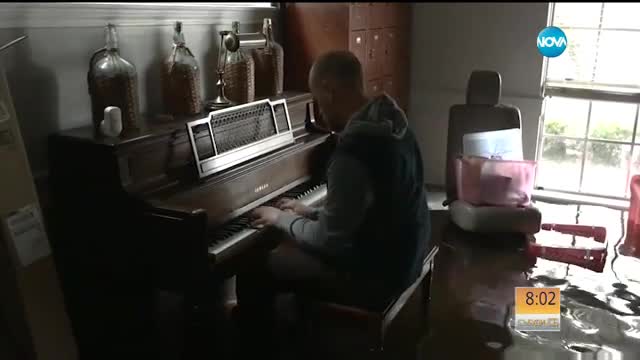 ТРОГАТЕЛНИ КАДРИ: Пастор свири на пиано след урагана „Харви”