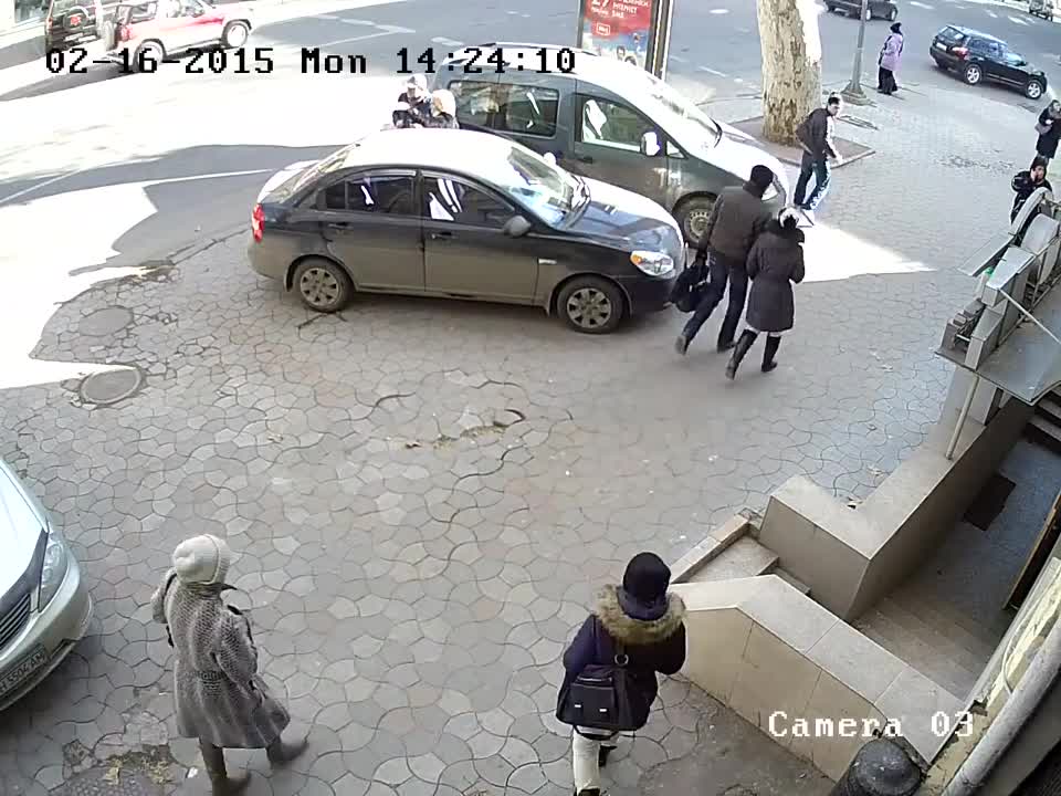 Кражба от автомобил посред бял ден