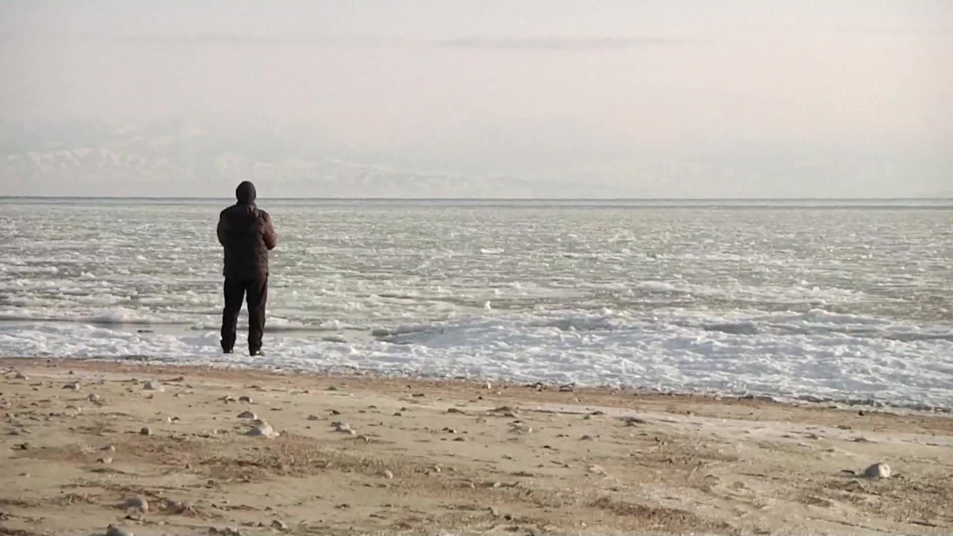 „Топлото езеро“ Исик-Кул в Киргизстан замръзна поради изключително студеното време в района (ВИДЕО)