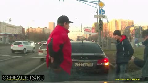 Руски'отворко'се отказва от саморазправа като си помисли,че колегата му има пистолет