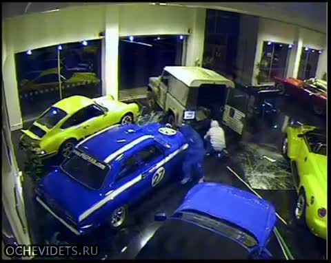 Нагли и бързи бандити крадат за минута скъп ретро автомобил от авто салон!