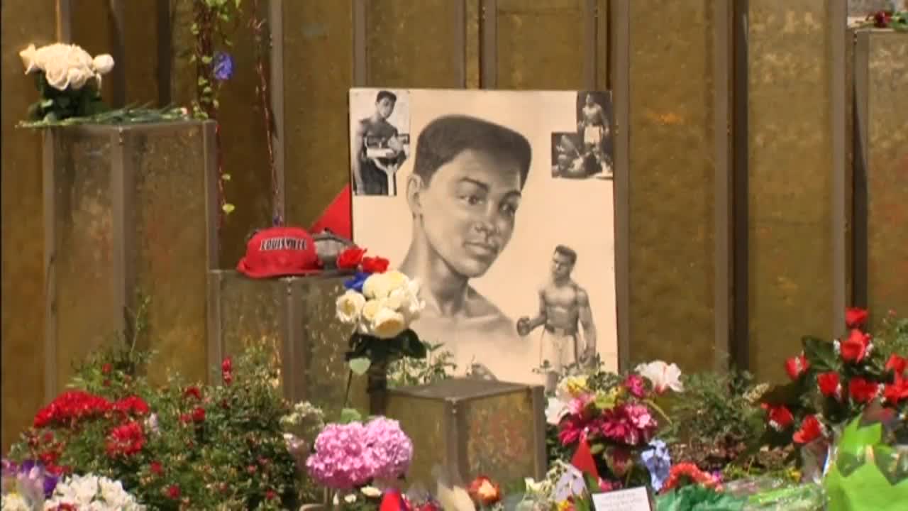 Стотици отдават почит на легендарния Али
