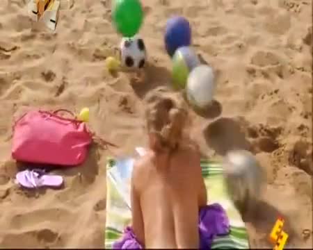 Бъзик с гола мацка на плажа. Смях!