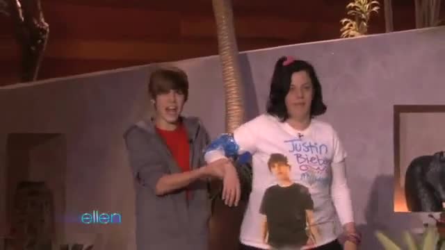 Ужас! Justin Bieber Беше Нападнат От Луда Фенка 