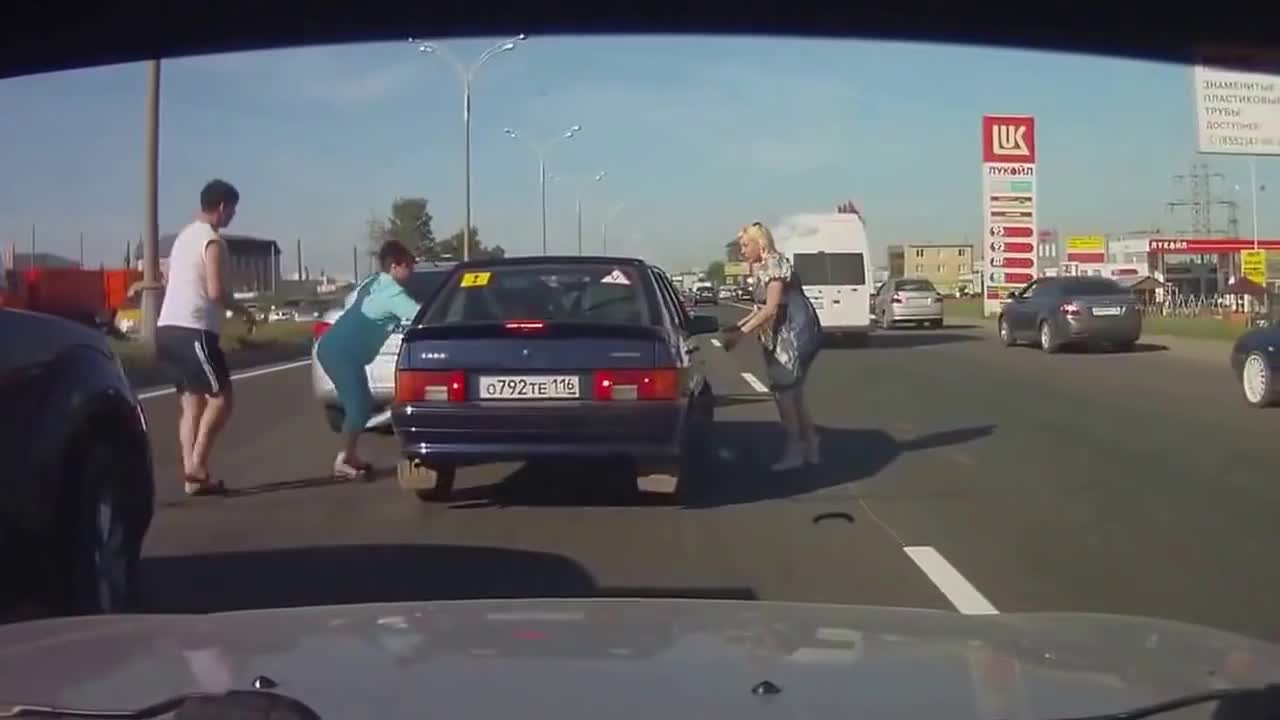 Една типична картинка от руските пътища, която се наблюдава често и в България!