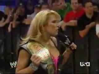Wwe Trish Дава На Мики Подарък