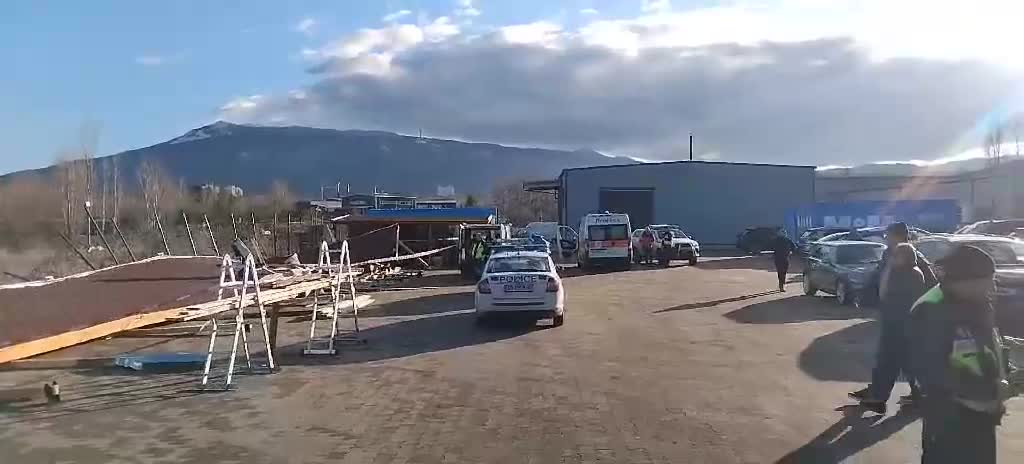 Хале се срути на улица „Суходолска“ в София, мъж е загинал