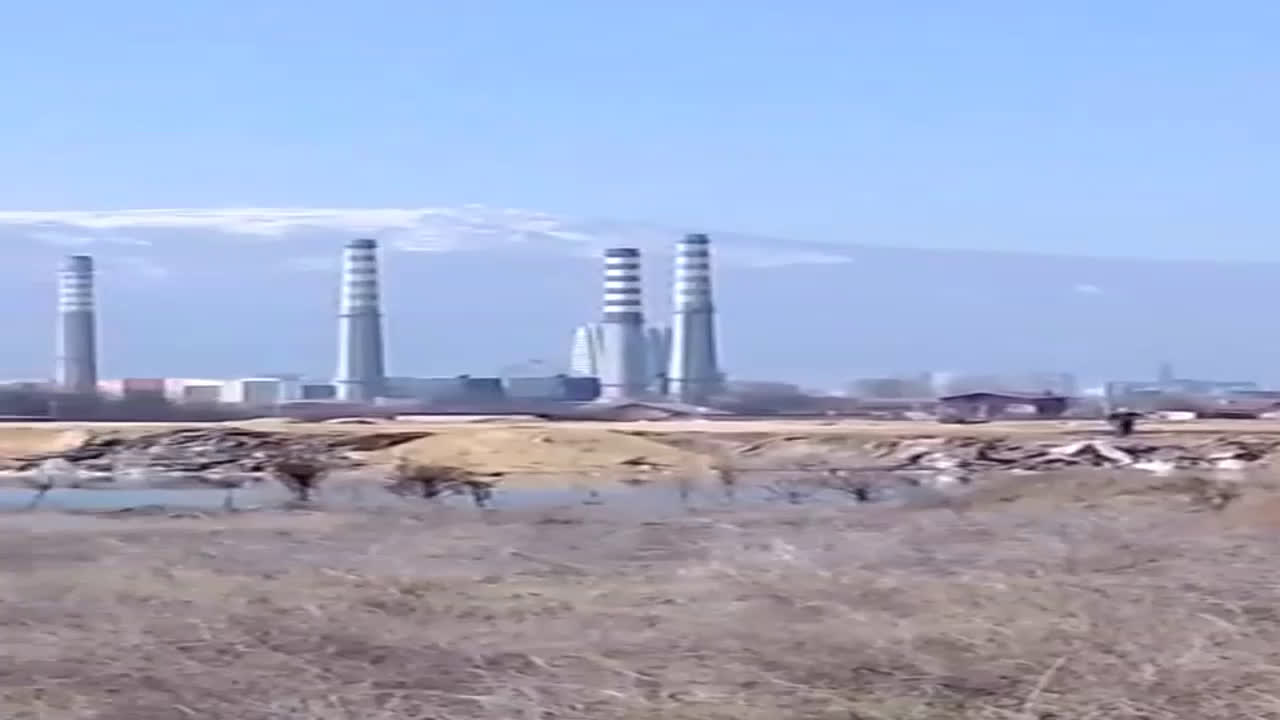 Езеро, обсипано с боклуци...