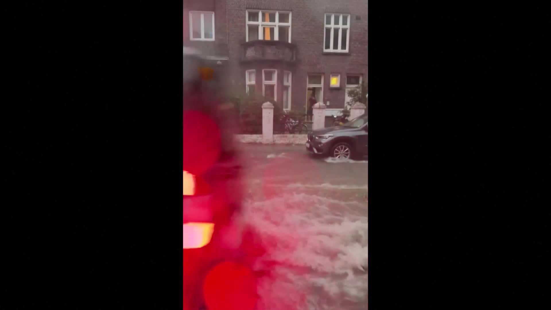 Порои превърнаха улиците на Маастрихт в реки (ВИДЕО)