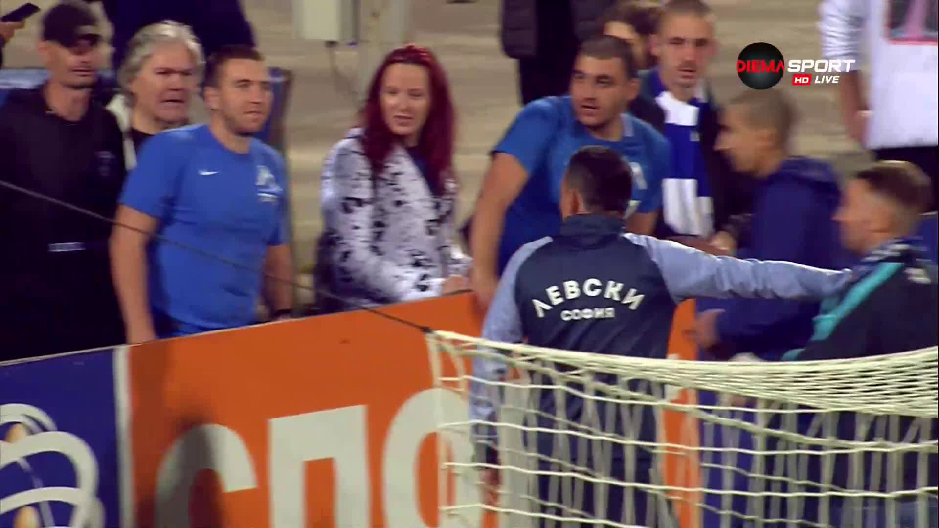 Феновете на Левски нахлуха на терена след края на мача