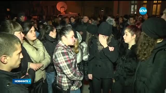 Стотици на протест пред полицията във Враца