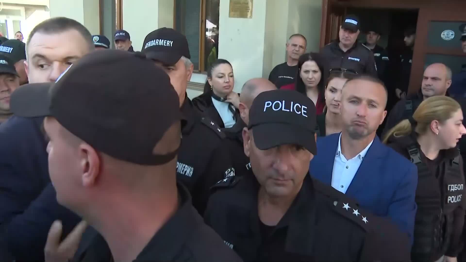 Отведоха с белезници кмета на Белица Радослав Ревански: Майка му припадна, Пеевски заговори за репресия