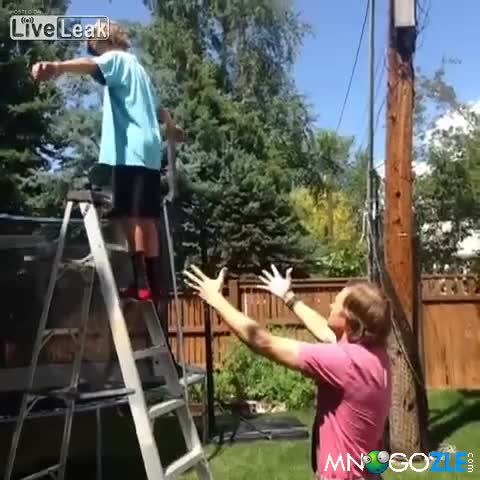 Баща дава важен урок на сина си ! Смях