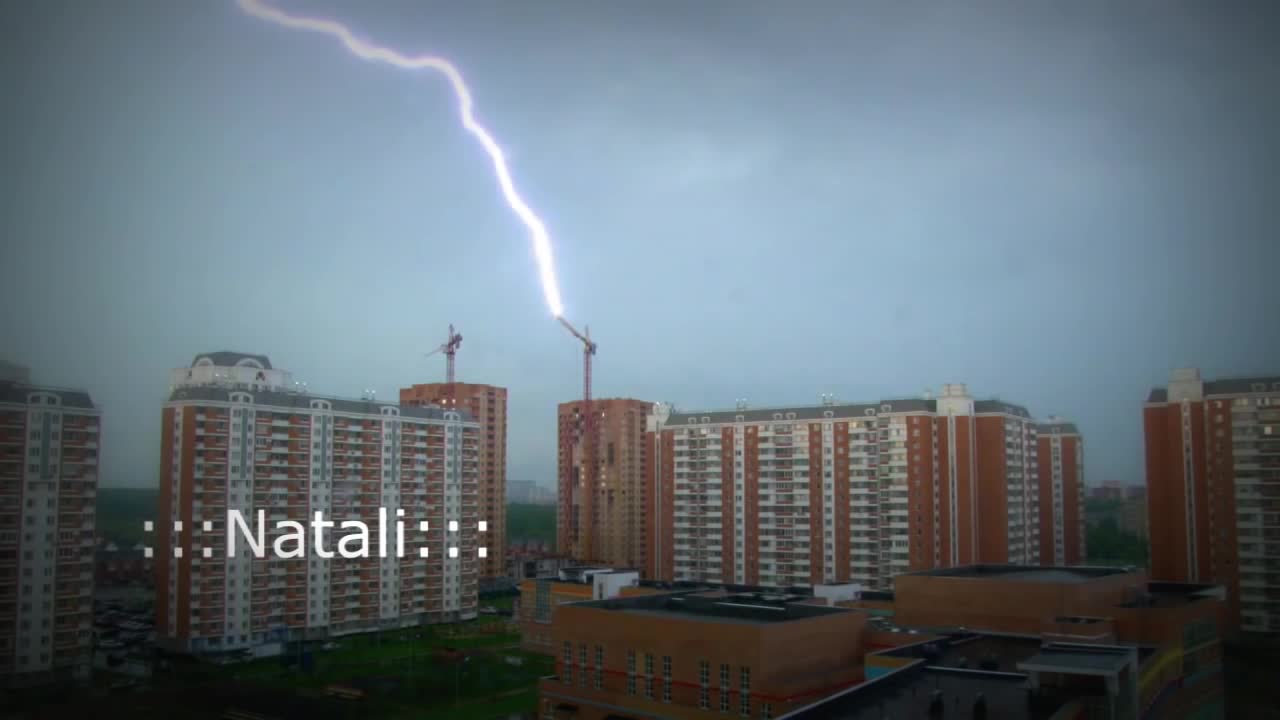 Удар от мълния в строителен кран