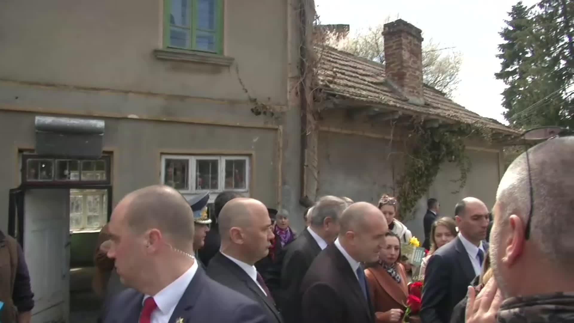 Радев: Правя консултанциите с партиите и по въпроса кога да бъде връчен първият мандат