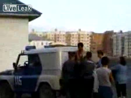 Пиян Руснак Се Бие С Полицаи
