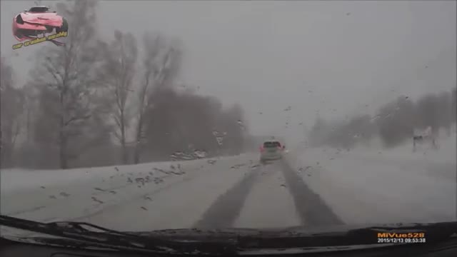 Шофьор се разминава на косъм от челна катастрофа!