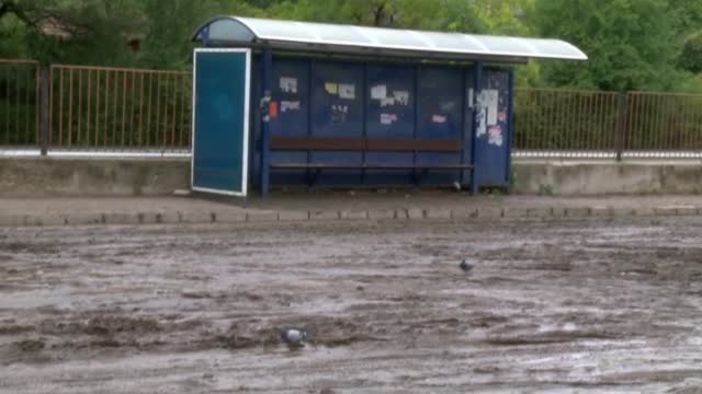 Перничани чистят кал и вода след потопа