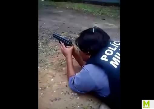 Опасна полицайка на тренировка по стрелба!