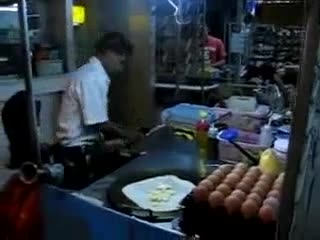 Индиец прави палачинки със страхотна бързина и прецизност!
