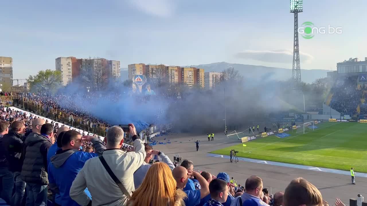 Феновете на Левски пуснаха димки на "Герена"