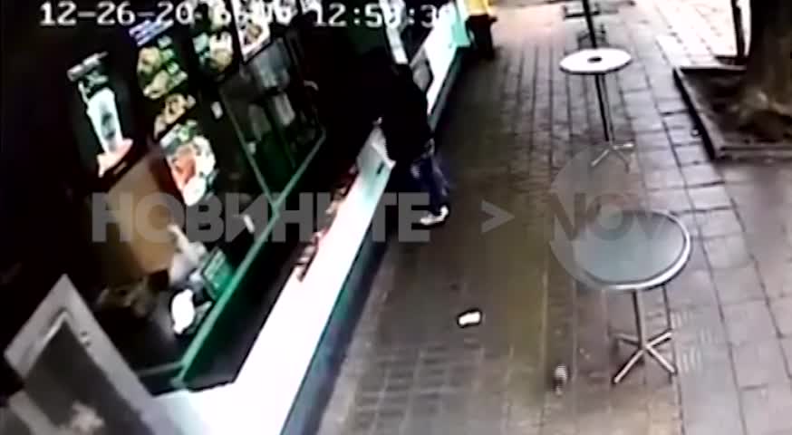 ЕКСКЛУЗИВНИ КАДРИ: Как дрогиран шофьор помете жена (ВИДЕО 18+)