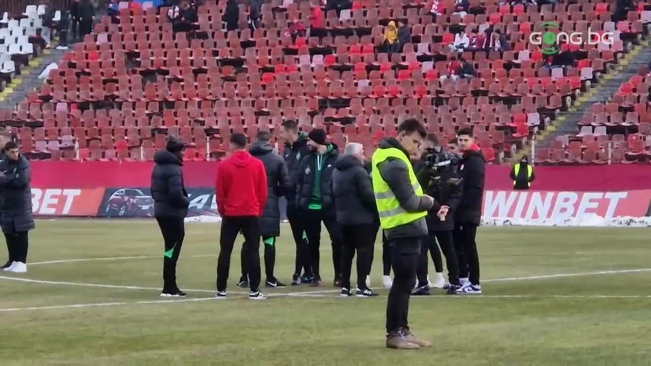 Футболистите на ЦСКА и Лудогорец разговарят приятелски преди началото на мача