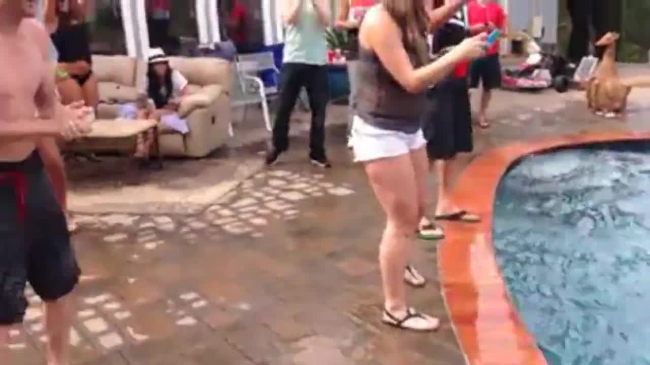 Да скочиш с мини мотор в басейн ..