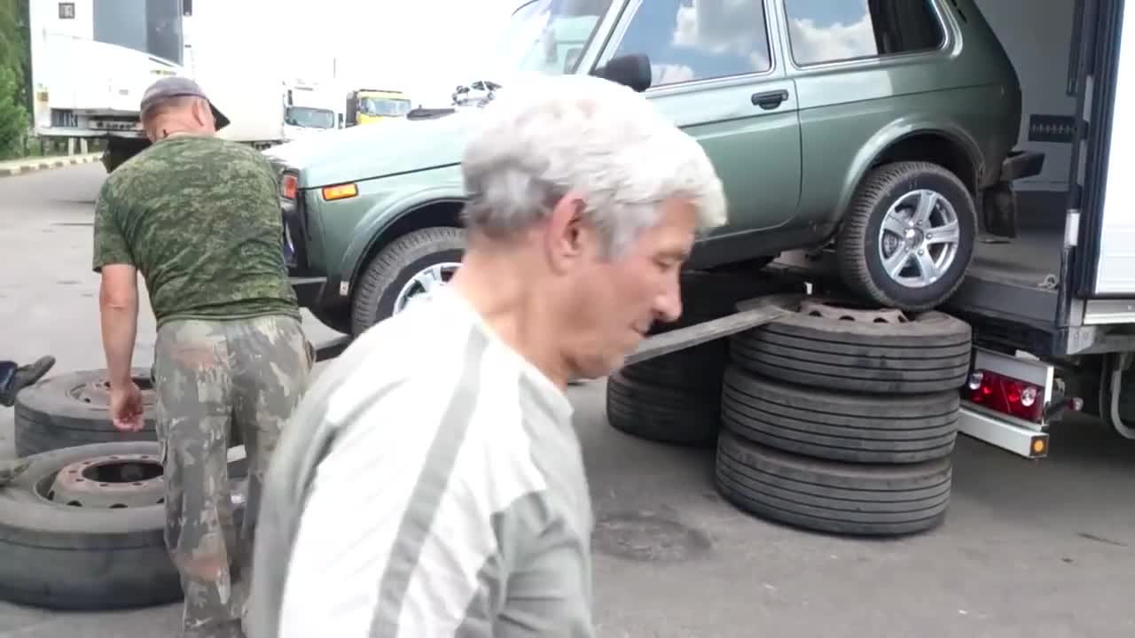 Сваляне на нива от камион! Това упражнение не е за всеки шофьор!