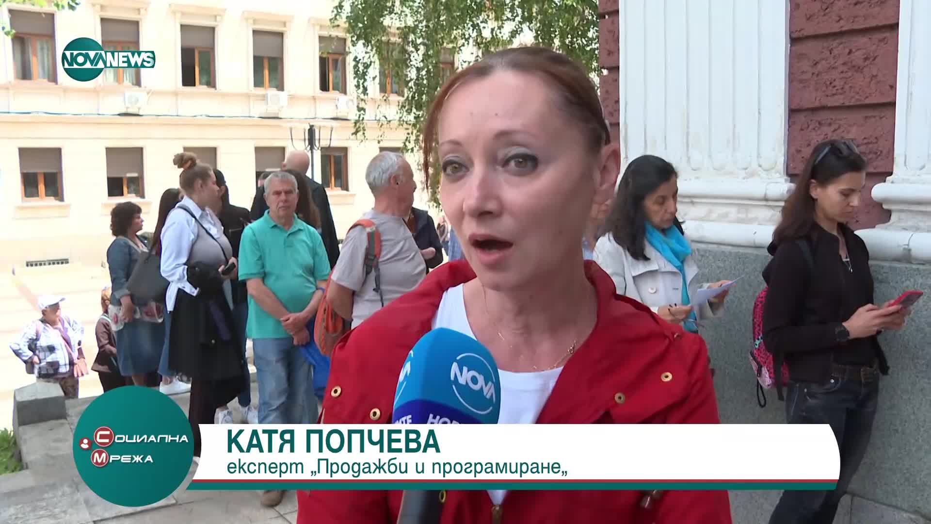 Дълги опашки за билети пред Народния театър