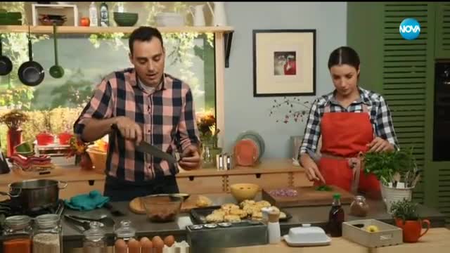 Поширани яйца върху царевични бисквити - Бон Апети (30.10.2017)