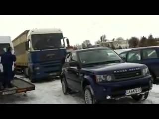 Смях! Range Rover Sport тегли камион!